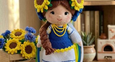 Лялька-україночка крючком у кольорах прапора України - ексклюзивний сувенір ручної роботи для подарунка Лялька-україночка крючком у кольорах прапора України - ексклюзивний сувенір ручної роботи для подарунка