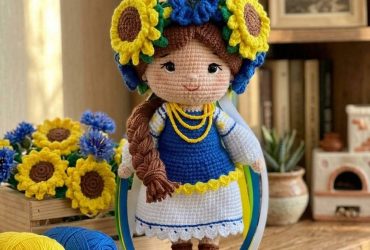 Лялька-україночка крючком у кольорах прапора України - ексклюзивний сувенір ручної роботи для подарунка Лялька-україночка крючком у кольорах прапора України - ексклюзивний сувенір ручної роботи для подарунка