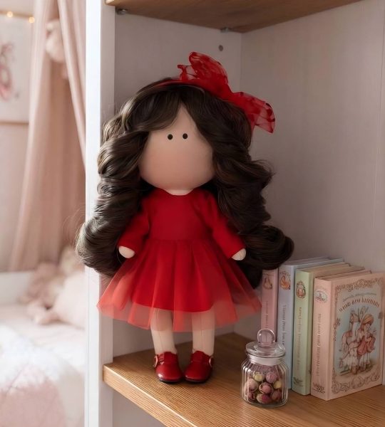 Ігрова кудрява чорнява текстильна лялька Lady in red