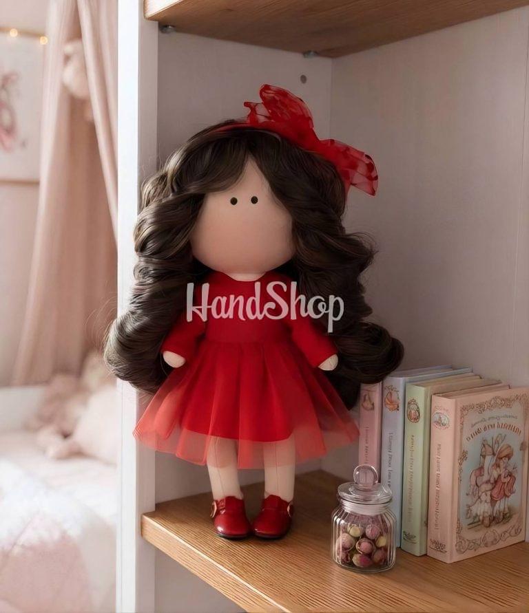 Игровая кудрявая черноволосая текстильная кукла Lady in red — фото 1