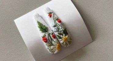Елегантність у кожному штриху: заколочки клік-клак з ручною вишивкою ромашок та ягідок суниць