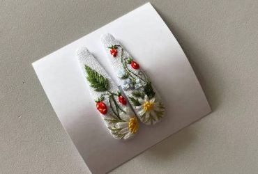 Елегантність у кожному штриху: заколочки клік-клак з ручною вишивкою ромашок та ягідок суниць