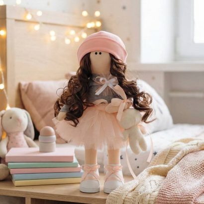 Інтер’єрна лялька з кудрявим волоссям та ведмедиком
