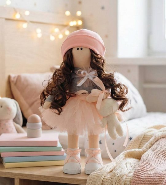 Інтер’єрна лялька з кудрявим волоссям та ведмедиком