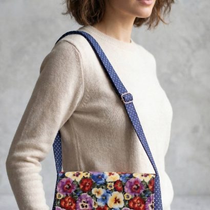 Жіноча сумочка з довгою шлейкою на кнопці з тканина квіти фіалки