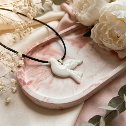 Авторський кулон біла голубка миру з полімерної глини