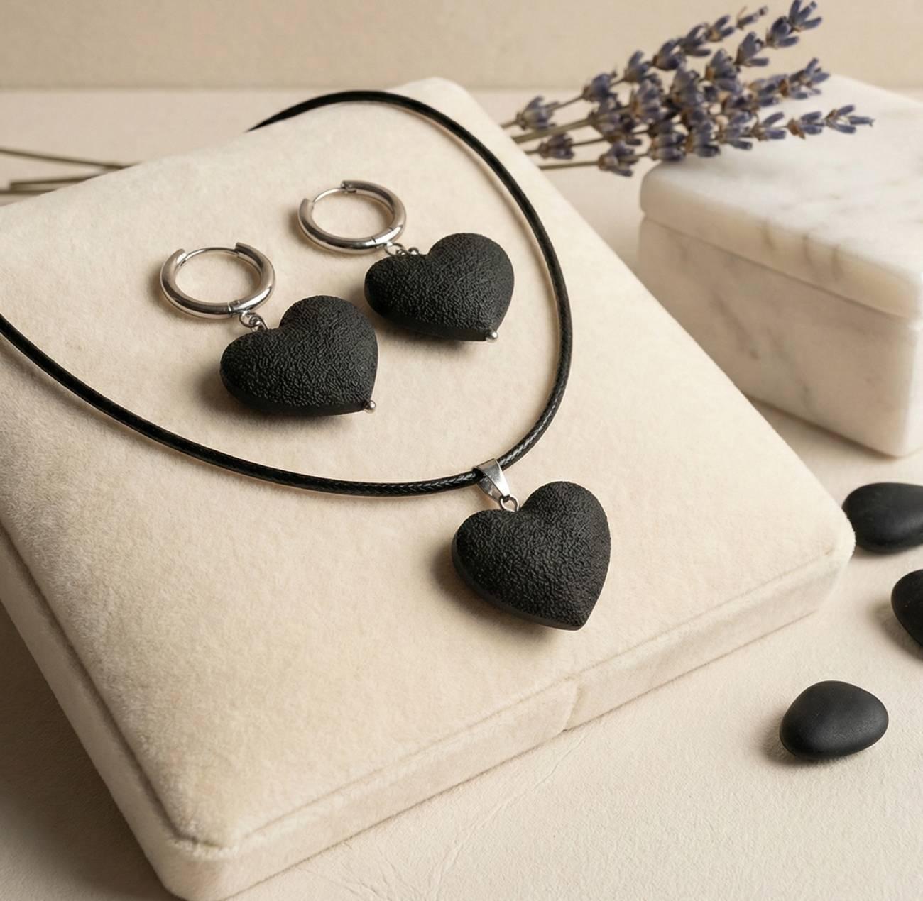 Комплект прикрас чорні сердечка сережки та кулон глина Комплект прикрас чорні сердечка сережки та кулон глина