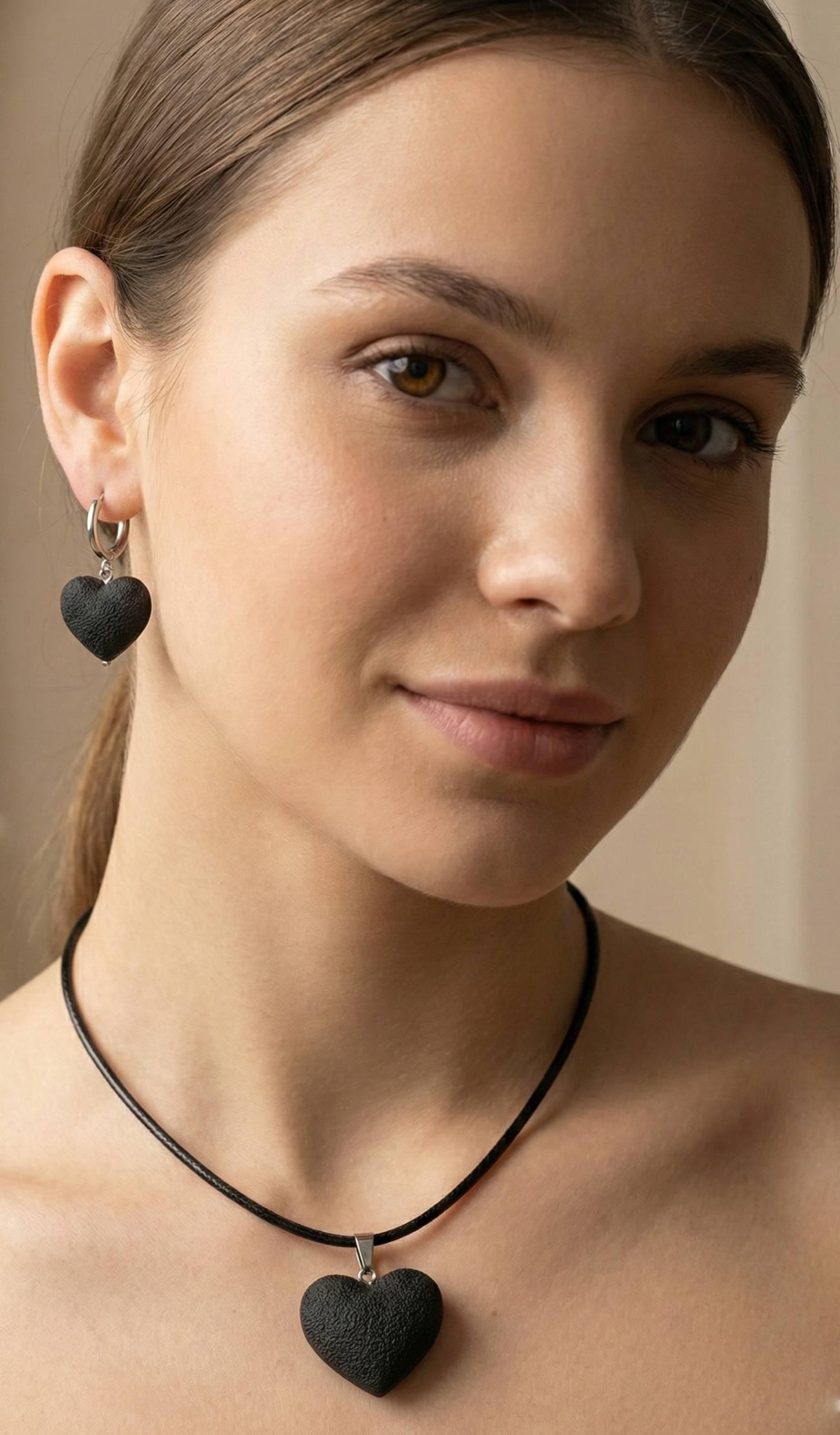 Комплект прикрас чорні сердечка сережки та кулон глина Комплект прикрас чорні сердечка сережки та кулон глина