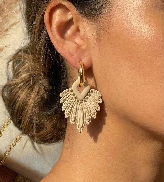 Стильні жіночі сережки з полімерної глини в стилі бохо