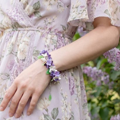 Квітковий жіночий браслет із глини своїми руками бузок