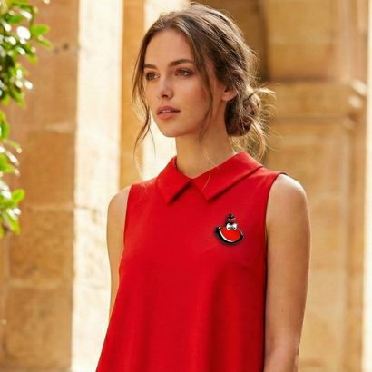 Брошка жіноча червона сукня дерево ручний розпис