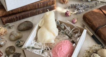 Символи світлого Великодня: витончений набір ручних свічок - ніжно-рожеве яйце та бежевий кролик для стильного декору святкового столу