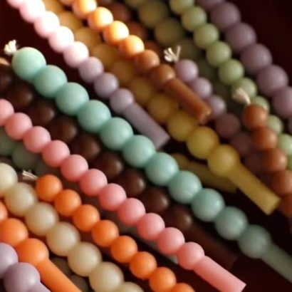 Дитяча листівка з блакитною свічкою, сірником та чиркалом