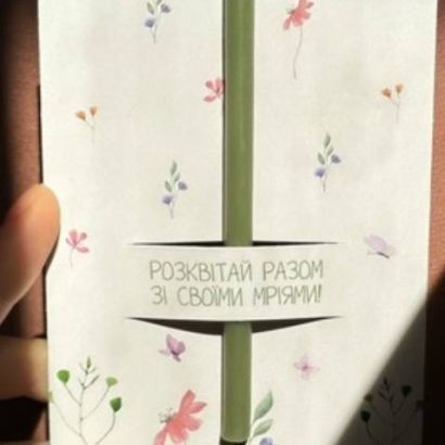 Вітальна листівка квіти зі свічкою, сірником та чиркалом
