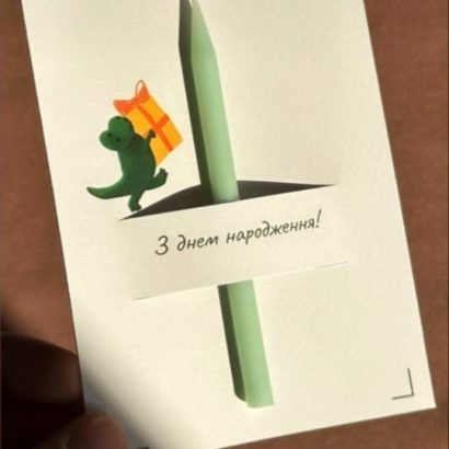 Дитяча листівка динозаврик зі свічкою, сірником та чиркалом