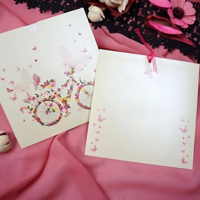 Романтична сувенірна листівка велосипед метелики квіти бежевий