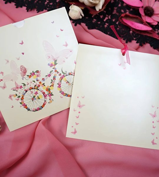 Романтична сувенірна листівка велосипед метелики квіти бежевий