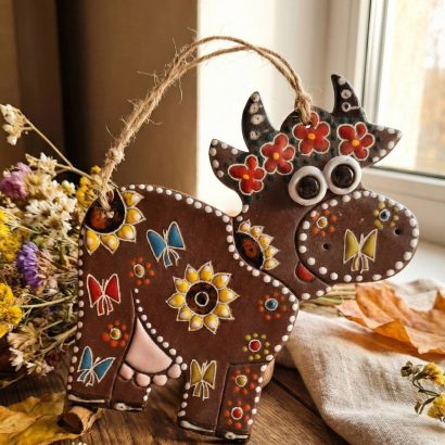 Декоративна керамічна настінна дитяча підвіска панно корівка