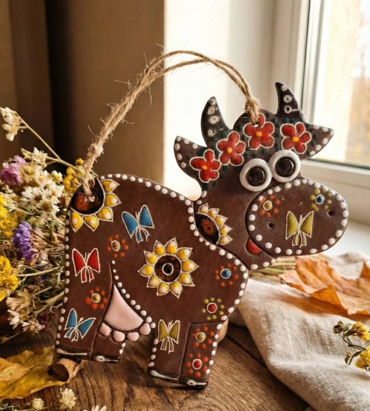 Декоративна керамічна настінна дитяча підвіска панно корівка