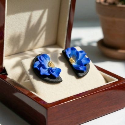 Святкові жіночі сережки синя квітка половинки з полімерної глини