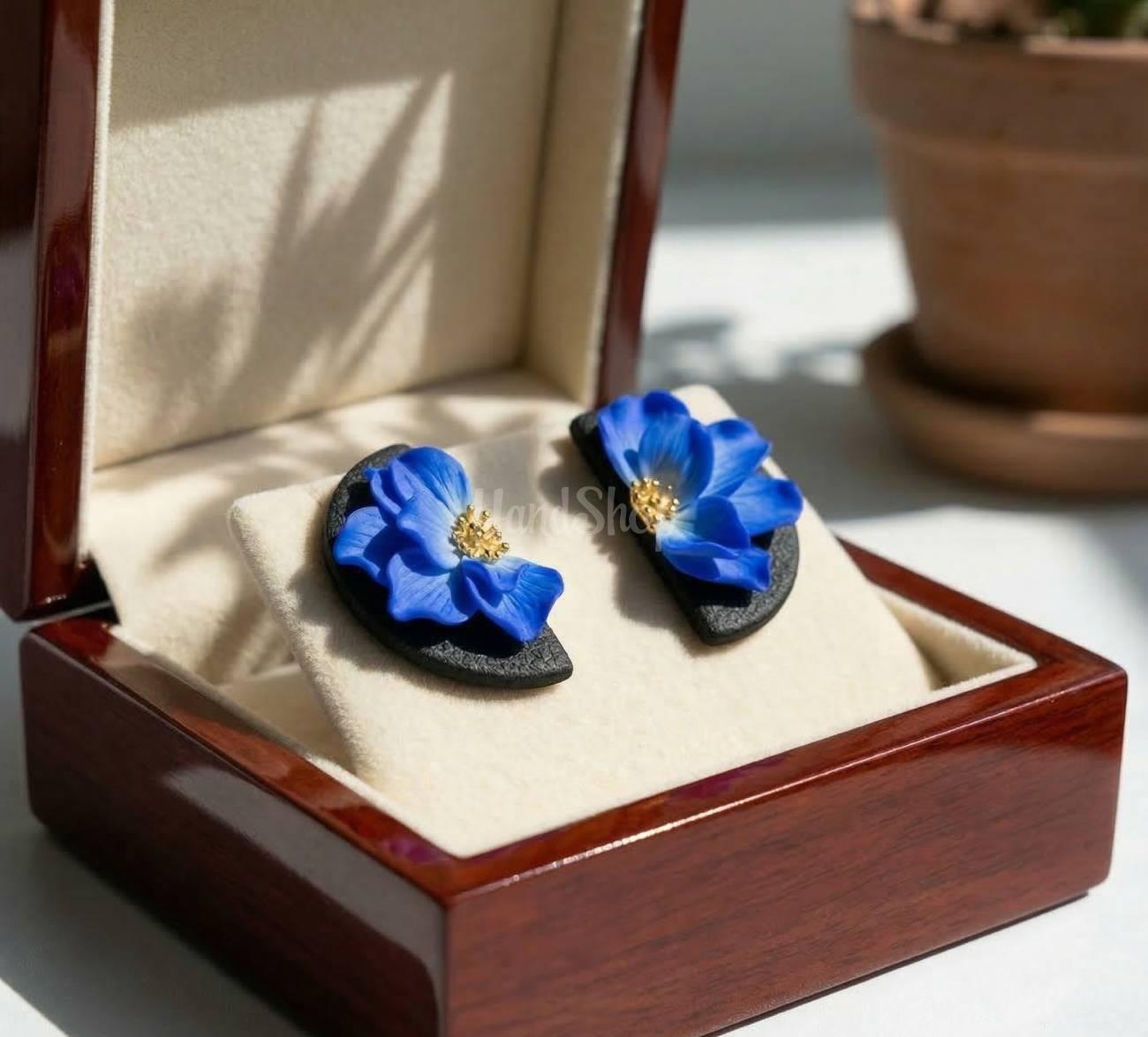 Святкові жіночі сережки синя квітка половинки з полімерної глини Святкові жіночі сережки синя квітка половинки з полімерної глини