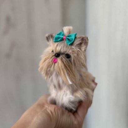 Авторська в’язана іграшка песик йоркширский тер'єр з бантиком