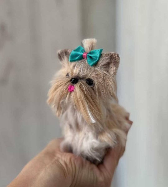 Авторська в’язана іграшка песик йоркширский тер'єр з бантиком