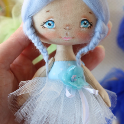 Лялька сувенірна з блакитним волоссям та віночком із квітів