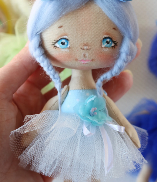 Лялька сувенірна з блакитним волоссям та віночком із квітів