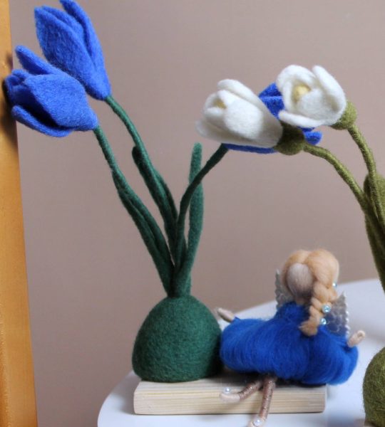 Лялька фея квіти сині дзвіночки на дерев’яній підставці