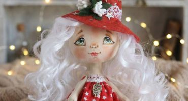 Лялька-валентинка кудрява блондинка у червоній сукні ручної роботи: подарунок на 14 лютого, який говорить мовою кохання