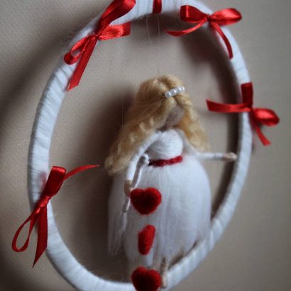 Інтер’єрний оберіг підвіска валентинка дівчинка білявка