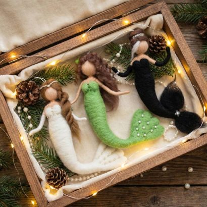 Сувенірна лялька підвіска казкова русалонька з шерсті