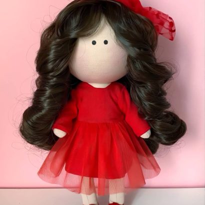 Ігрова кудрява чорнява текстильна лялька Lady in red