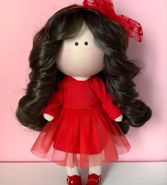 Ігрова кудрява чорнява текстильна лялька Lady in red