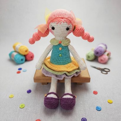 Авторська в'язана лялька Пеппі в яскравій сукні ручної роботи
