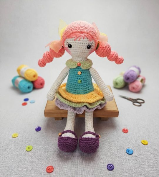 Авторська в'язана лялька Пеппі в яскравій сукні ручної роботи