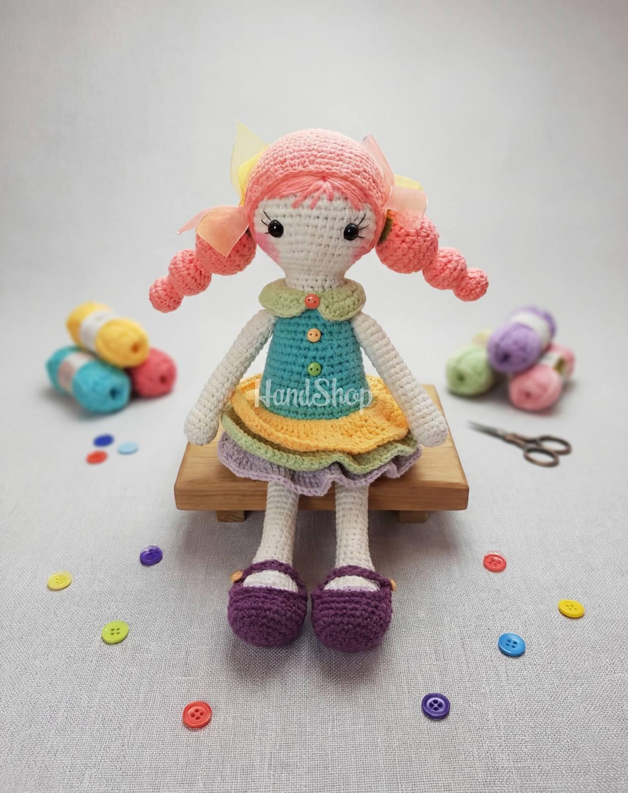 Авторська в'язана лялька Пеппі в яскравій сукні ручної роботи Авторська в'язана лялька Пеппі в яскравій сукні ручної роботи