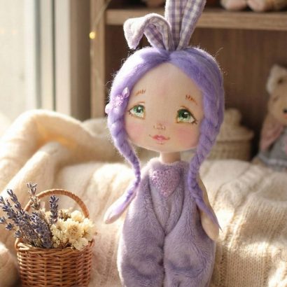 Маленька лялька іграшкова зайка у плюшевому комбінезоні