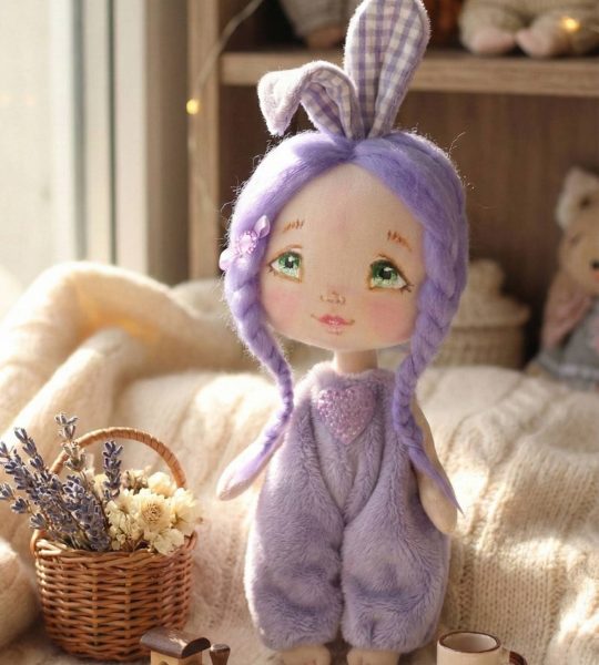 Маленька лялька іграшкова зайка у плюшевому комбінезоні