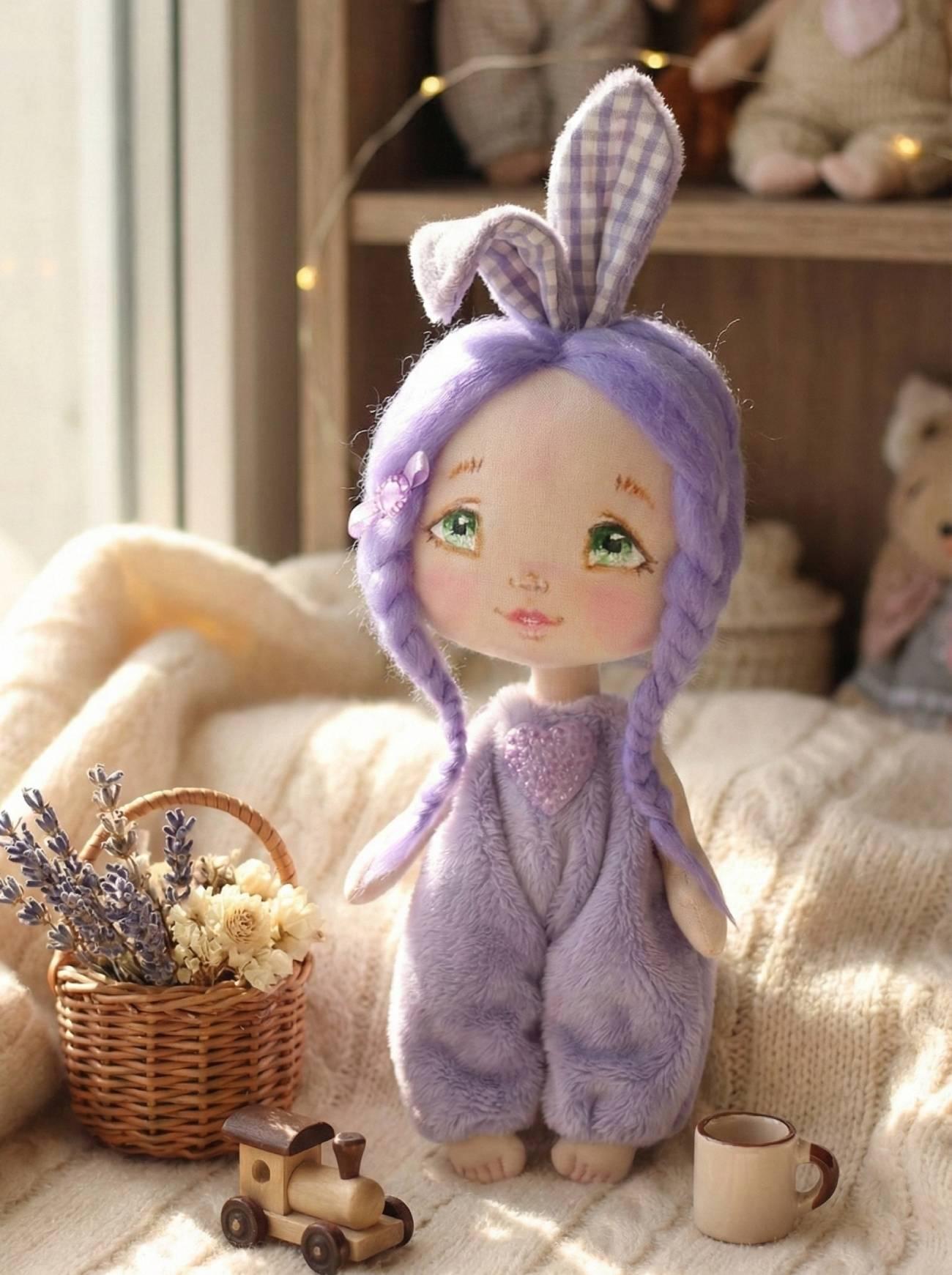 Маленька лялька іграшкова зайка у плюшевому комбінезоні Маленька лялька іграшкова зайка у плюшевому комбінезоні