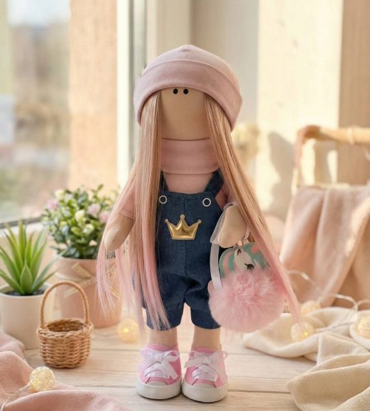 Інтер’єрна лялька ігрова в комбінезоні з довгим волоссям