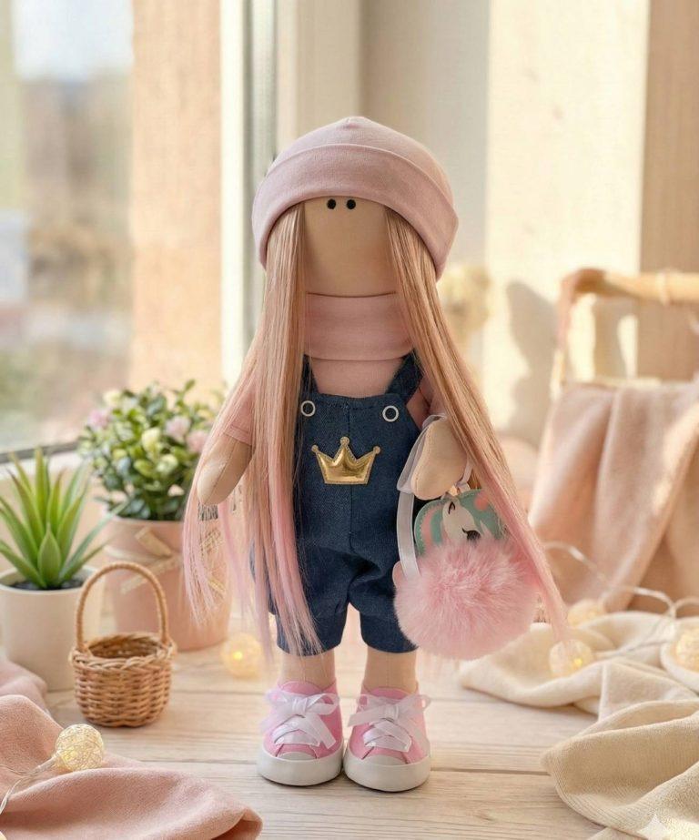 Игровая кукла в комбинезоне с длинными волосами амбре — фото 1