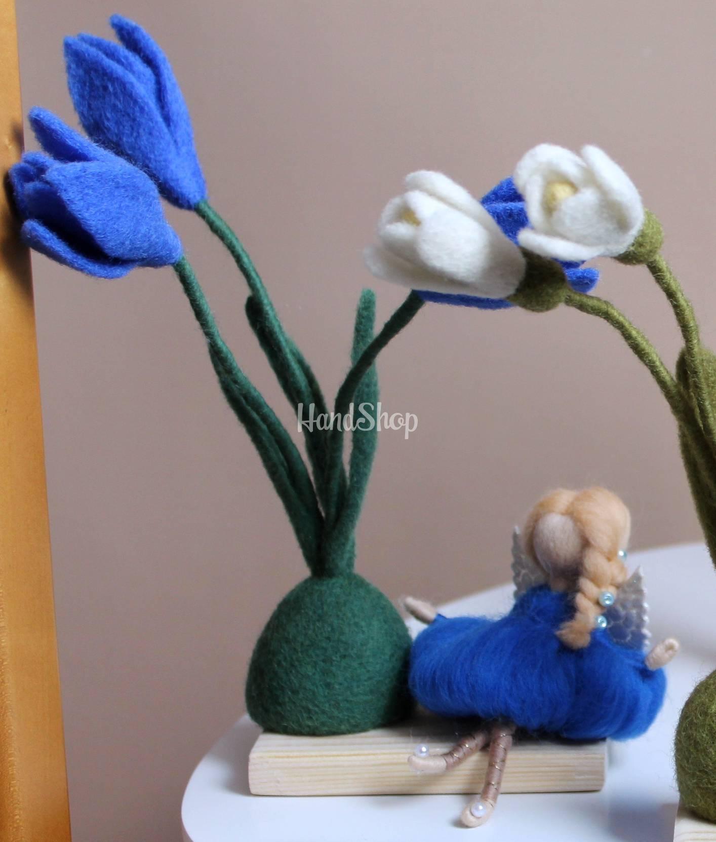 Лялька фея квіти сині дзвіночки на дерев’яній підставці Лялька фея квіти сині дзвіночки на дерев’яній підставці