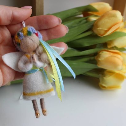 Сувенірна міні лялька підвіска янгол блондинка Ukraine