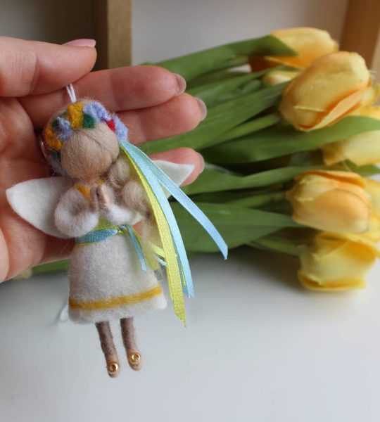 Сувенірна міні лялька підвіска янгол блондинка Ukraine