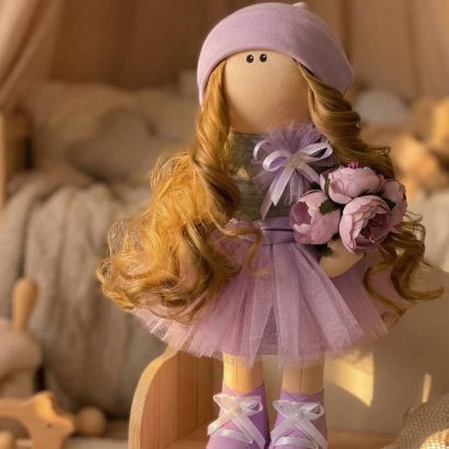 Дитяча інтер’єрна текстильна лялька кудрява з квітами