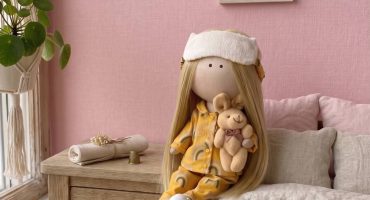 Інтер’єрна авторська текстильна лялька-сплюшка у піжамі 33 см - стильний акцент затишку у вашому домі