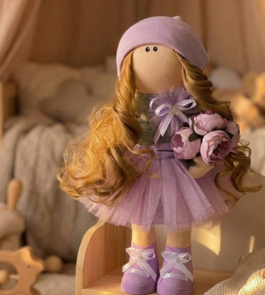 Дитяча інтер’єрна текстильна лялька кудрява з квітами