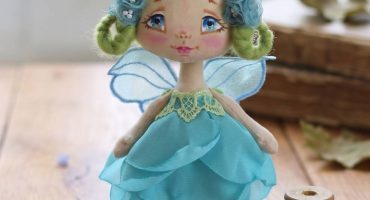 Весняна казка у подарунок: маленька текстильна лялька-фея квіточка ручної роботи для дівчат будь-якого віку